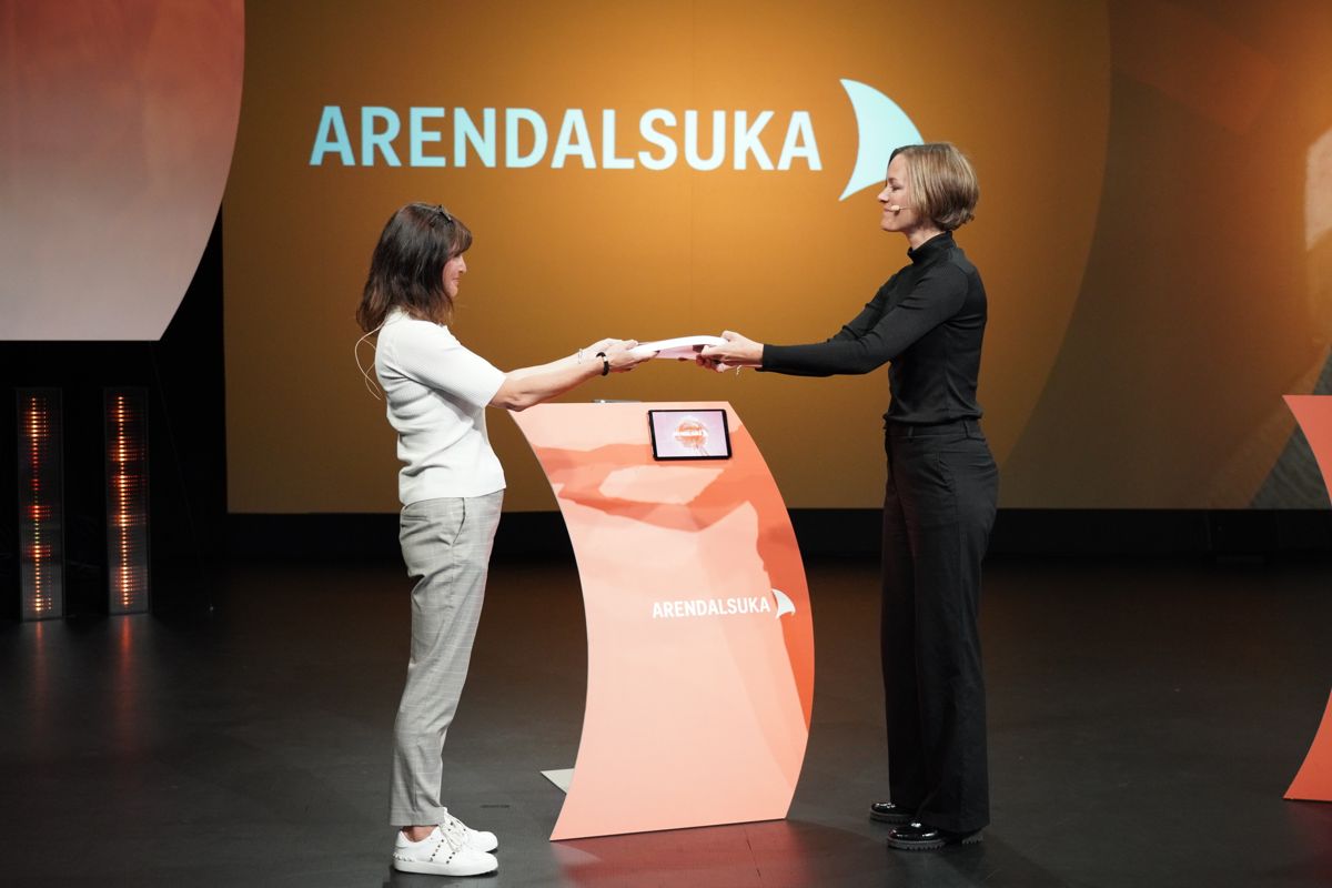 Kjersti Løken Stavrum, leder av ytringsfrihetskommisjonen, overleverer NOU-en til kultur- og likestillingsminister Anette Trettebergstuen under Arendalsuka 2022.