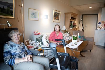 Ragna Svartveit (94) har bodd på Hovlitunet siden åpningen i fjor. Hun synes hun har fått en bra plass å bo, med eget bad og veranda. Her sammen med koordinator Ingeborg Engelien Andresen i Søndre Land kommune.
