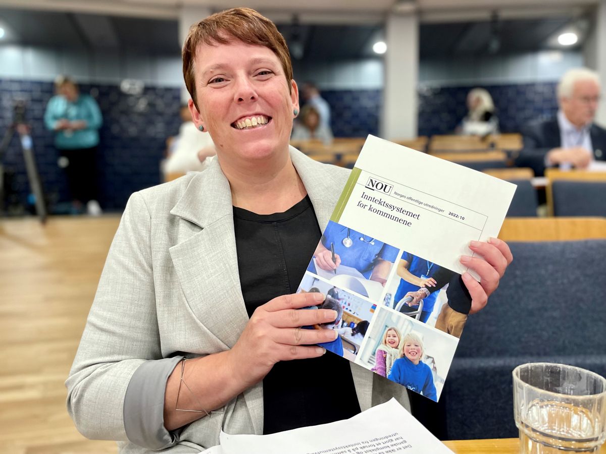 Marianne Haraldsvik, leder av Inntektssystemutvalget, under framleggelsen av utvalgets rapport.