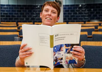 Lederen av Inntektssystemutvalget, Marianne Haraldsvik, under framleggelsen av utvalgets forslag til nytt inntektssystem for kommunene i august. Over 270 høringssvar foreligger.