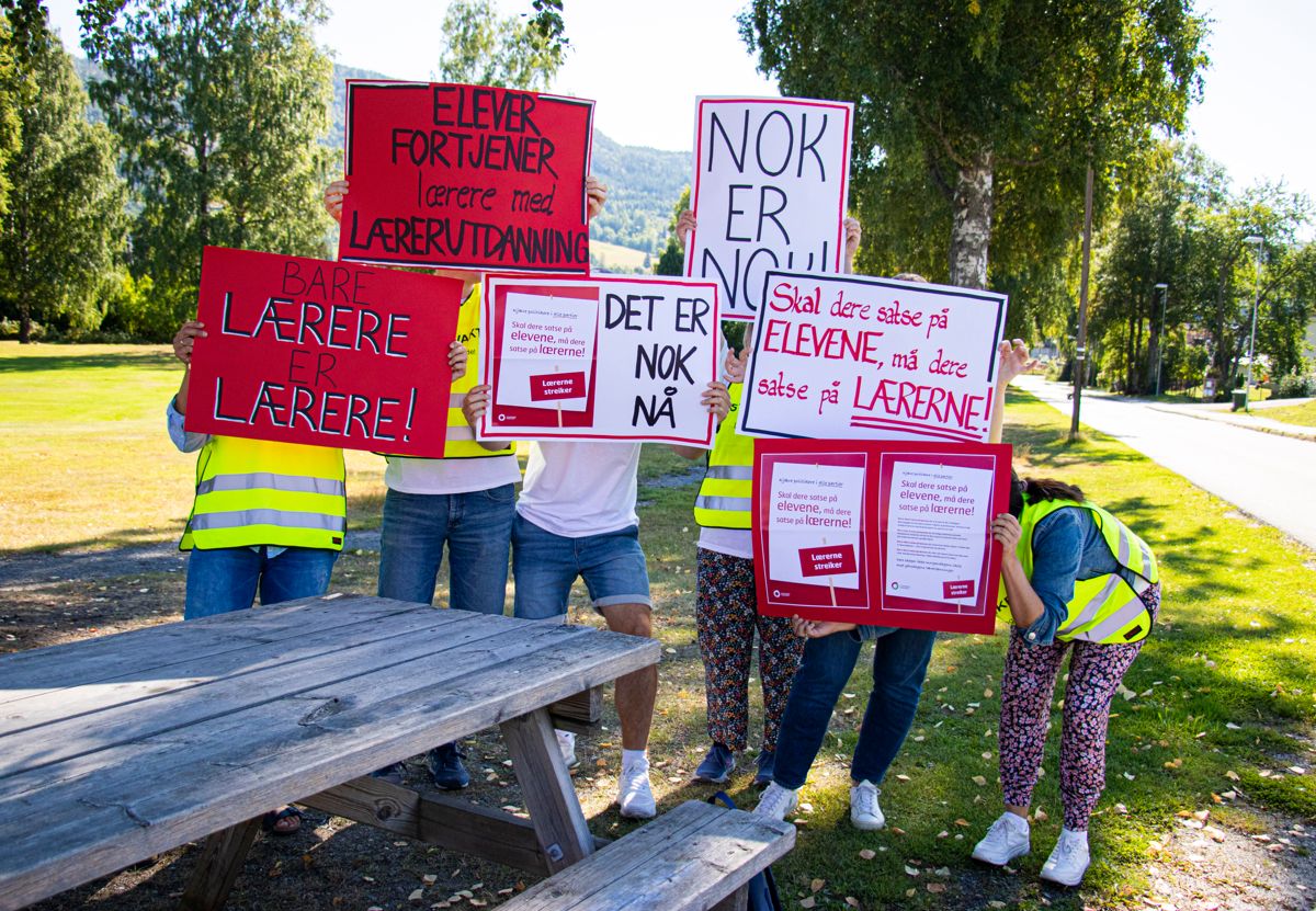21 lærere ved Nordre Modum ungdomsskole ble tatt ut i streik 29. august. Bare én av lærerne har så vidt streiket før.