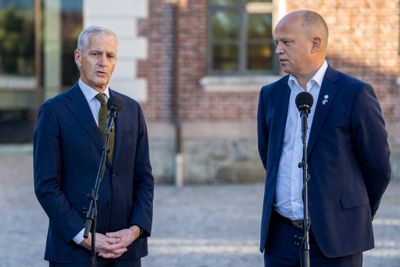 Statsminister Jonas Gahr Støre (Ap) og finansminister Trygve Slagsvold Vedum (Sp) møter pressen før budsjettkonferansen.