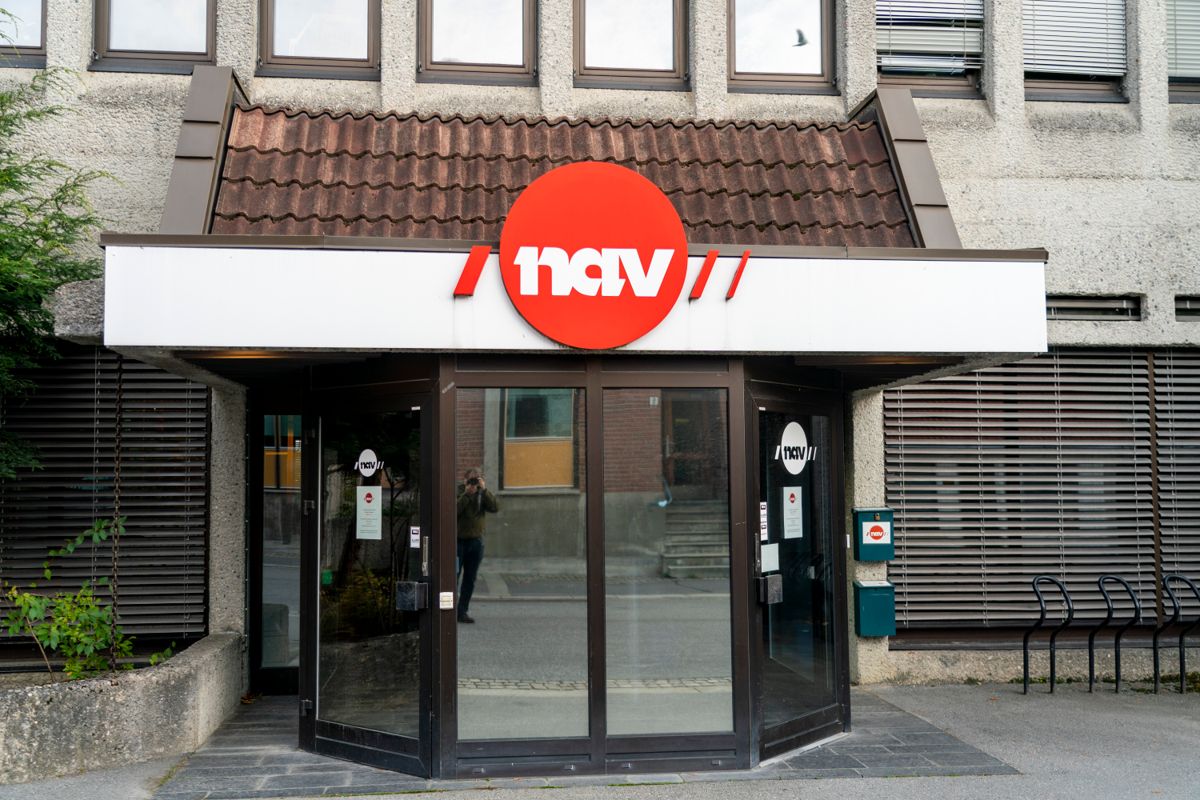 Helsetilsynet har funnet at det fleste Nav-kontor holder åpent bare seks timer i uka. Her fra Navs lokaler på Kongsberg.