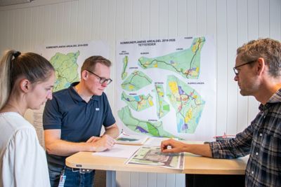I Aurskog-Høland behandler de byggesaker raskere enn de fleste. Dette forklarer enhetsleder Kjetil Hauger (t.h.) skyldes liten møteaktivitet. Fra venstre byggesaksbehandler Hanne Beate Holmbro og miljøforvalter Hans Olav Balterud.