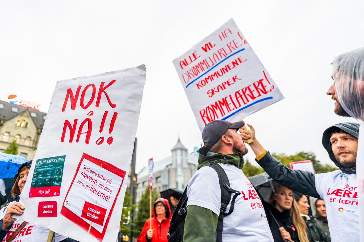 Flere hundre lærere var til stede da Utdanningsforbundet hadde markering foran Stortinget i Oslo 12. september, i forbindelse med den pågående lærerstreiken.