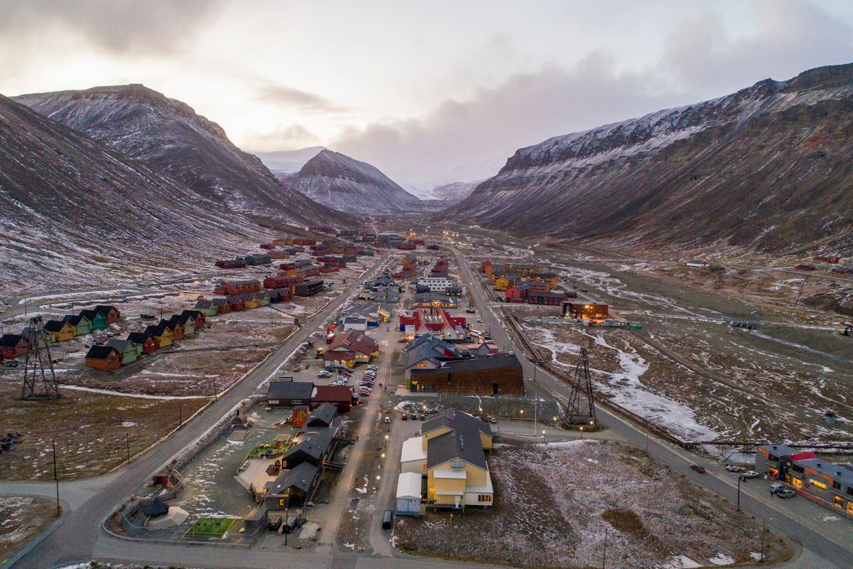 Det bor i dag vel 2.500 personer i Longyearbyen. Rundt 750 av disse er utlendinger.