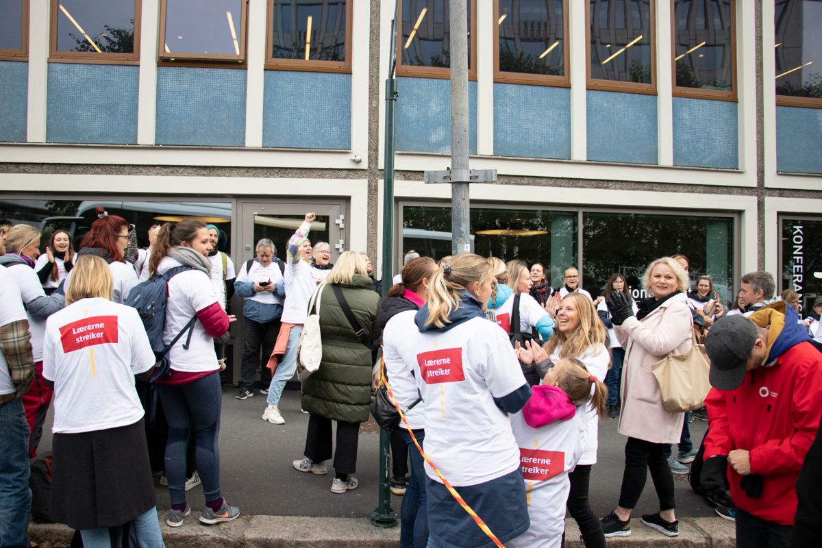 Rundt 200 streikende lærere fra østlandsområdet håpet å få KS i tale da de møtte opp foran KS-bygget onsdag.