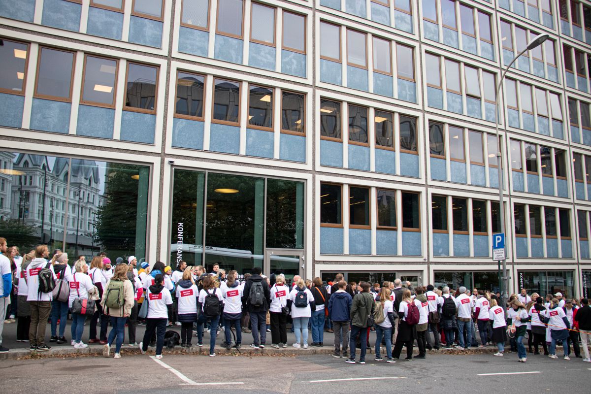 Rundt 200 streikende lærere fra østlandsområdet håpet å få KS i tale da de møtte opp foran KS-bygget 21. september.