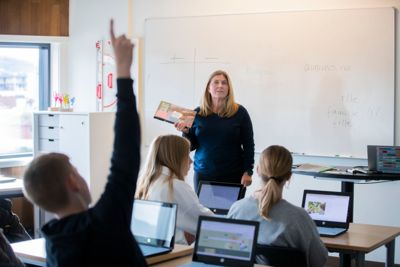Fransklærer Mona Elisabeth Nøstdahl ved Levanger ungdomsskole synes kun digitale læremidler er uheldig.