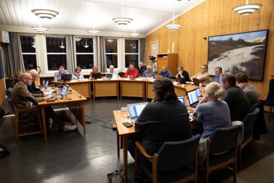 Det forrige kommunestyret i Krødsherad vedtok byggingen av ny 1–10-skole i Noresund. Én uke før kommunestyrevalget signerte den avtroppende ordføreren kontrakt om bygging av nyskolen.