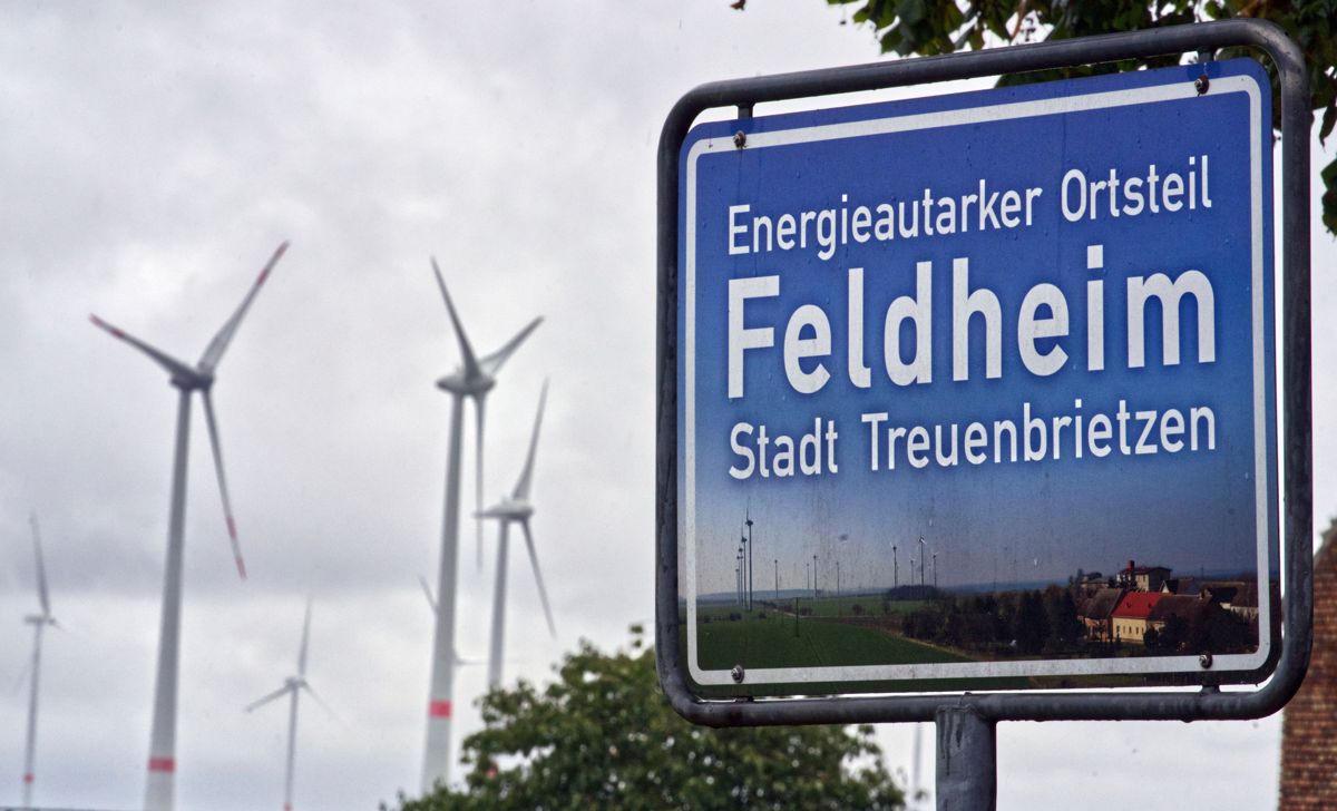 «Det energiselvstendige distriktet Feldheim i Treuenbrietzen kommune» står det på skiltet til bygda, som ligger drøyt halvannen time sør for Berlin.