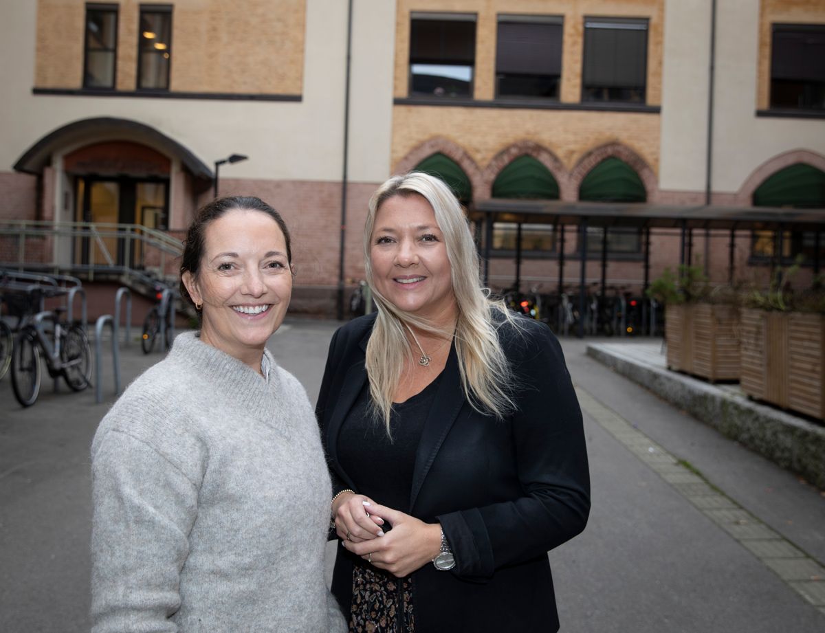 – Alle skolene har ønsket oss inn, forteller Marita Kruse-Moss (t.v.), leder av forebyggingsavdelingen i barnevernet, og barnevernsleder Ellen Fisher.