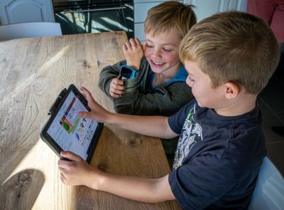 Åtteåringene Aksel Andresen (t.v.) og Max Farstad Linckert viser fram nettbrettet som de bruker på skolen sin i Lørenskog.