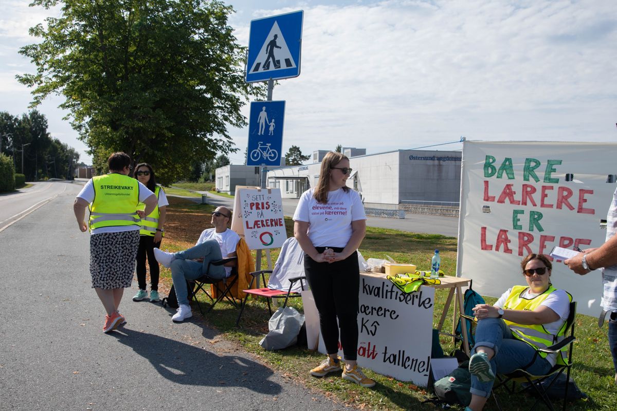 Lønnskampen kan bare avklares i de årlige oppgjørene. I mellomtiden må lærerorganisasjonene, KS og lokale og nasjonale politikere bidra til en mindre slagordpreget debatt om hvordan vi skal utvikle en god skole, mener Kommunal Rapport.