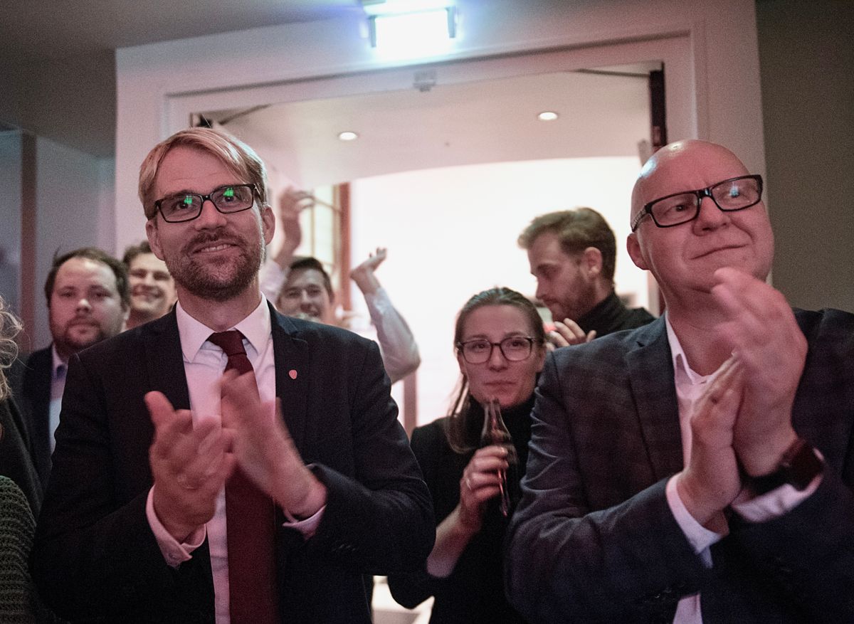 Avtroppende byrådsleder Roger Valhammer (t.v.) står ved siden av ordfører og sin mulige arvtaker Rune Bakervik etter kommunevalget i 2019.