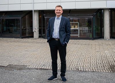 Kommunedirektør Johnny Breivik i Øygarden mener at politikerne bør være godt fornøyd med forliket som er inngått i striden om forsikringsutbetaling. Kommunen får dekket mesteparten av beløpet, og slipper rettssak.