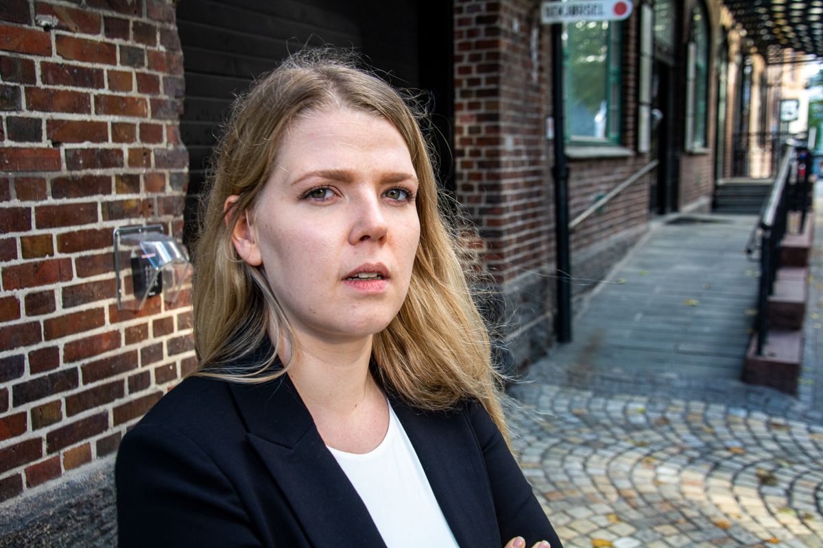 Ordfører Sara Hamre Sekkingstad (Sp) får ros av avtroppende kommunedirektør Ørjan Raknes Forthun for måten hun har håndtert prosessen rundt sluttavtalen på.