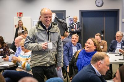 Sp-leder Trygve Slagsvold Vedum ruster seg til kommunevalgkamp. Her fotografert på på høstmøtet i KS Innlandet i samtale med ordfører Kari Heggelund (Sp) i Åsnes.
