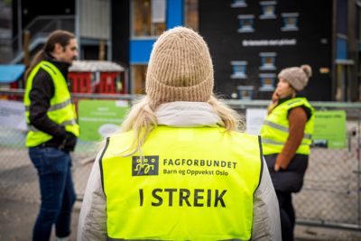Her fra Espira Grefsen Stasjon barnehage i Oslo, der ansatte sto streikevakt.