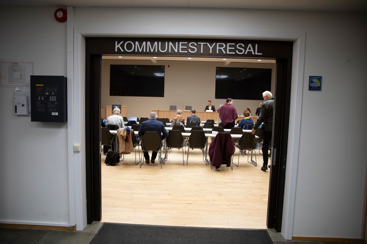 Kommunestyrets behandling av tariffoppgjøret er en debatt som hører hjemme i det offentlige rom, mener Kommunal Rapport.