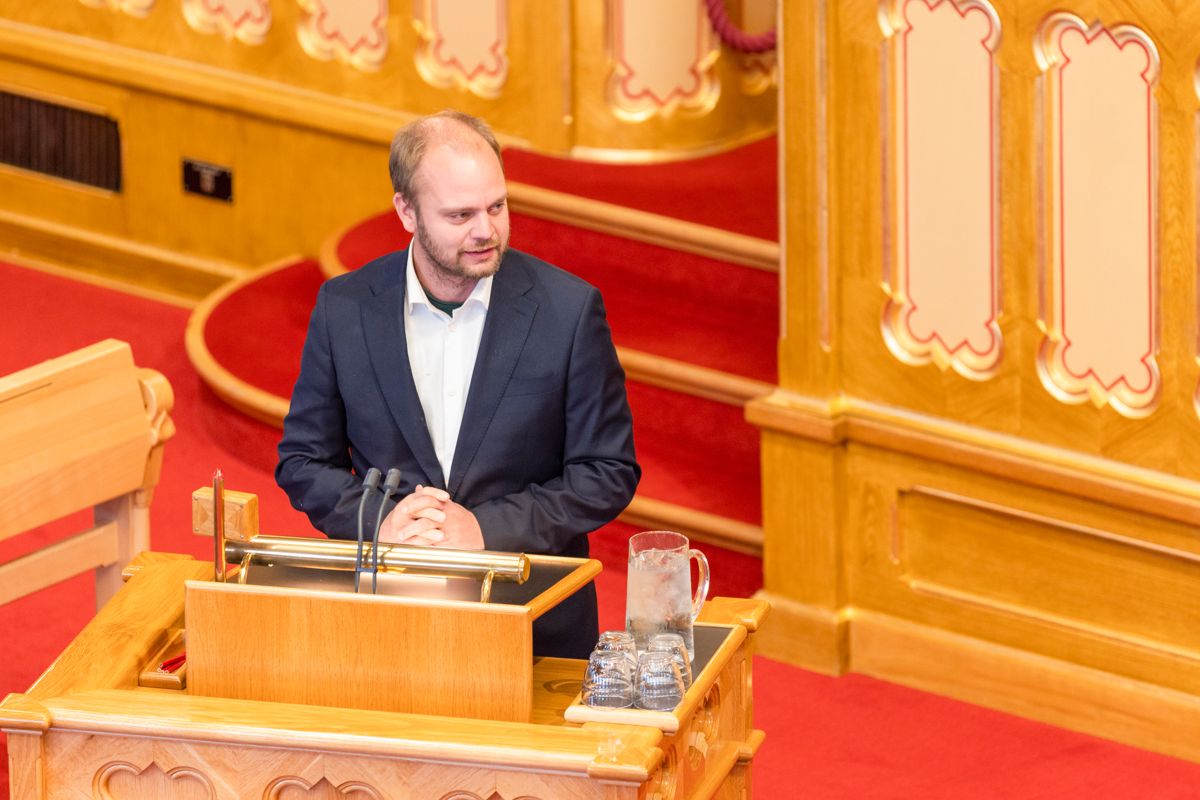 Mímir Kristjánsson (R) er en av flere politikere som nå vil vurdere oppdrettsbransjens unntak fra permitteringsreglene på nytt.