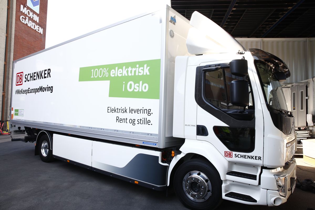 Den første serieproduserte elektriske lastebilen ble satt i trafikk i Norge i 2020. Alle som vil levere varer og tjenester til de fire storbyene må fra 2025 benytte kjøretøy som går på strøm eller biogass.