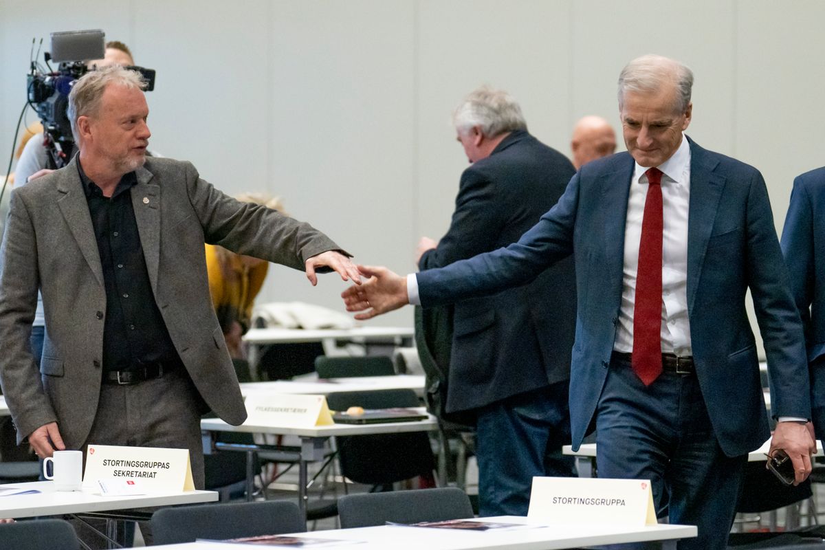 Partileder Jonas Gahr Støre (t.h.) og Oslo byråd Raymon Johansen like før åpningen av Arbeiderpartiets landsstyremøte der Støre innleder om den politiske situasjonen.