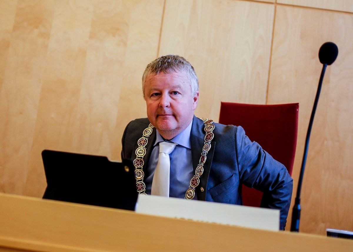 Ordfører Are Karlsen (Ap) i Horten er ikke med når kommunestyret skal vedta ny skolestruktur etter høstens valg.