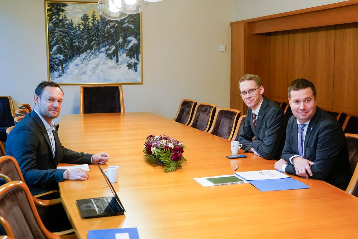 7. november hadde Torgeir Knag Fylkesnes (Sv) (t.v), Eigil Knutsen (Ap) og Geir Pollestad (Sp) det første forhandlingsmøtet om neste års statsbudsjett. Forhandlingene går mot slutten, men det er fortsatt uklart når partene kan bli enige.