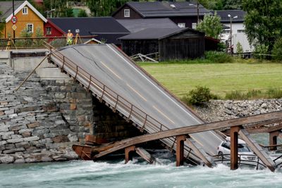 Tretten bru i Gudbrandsdalen kollapset i august. Innlandet fylkeskommun har sagt at den tar sikte på å ha den midlertidige brua klar i løpet av våren.