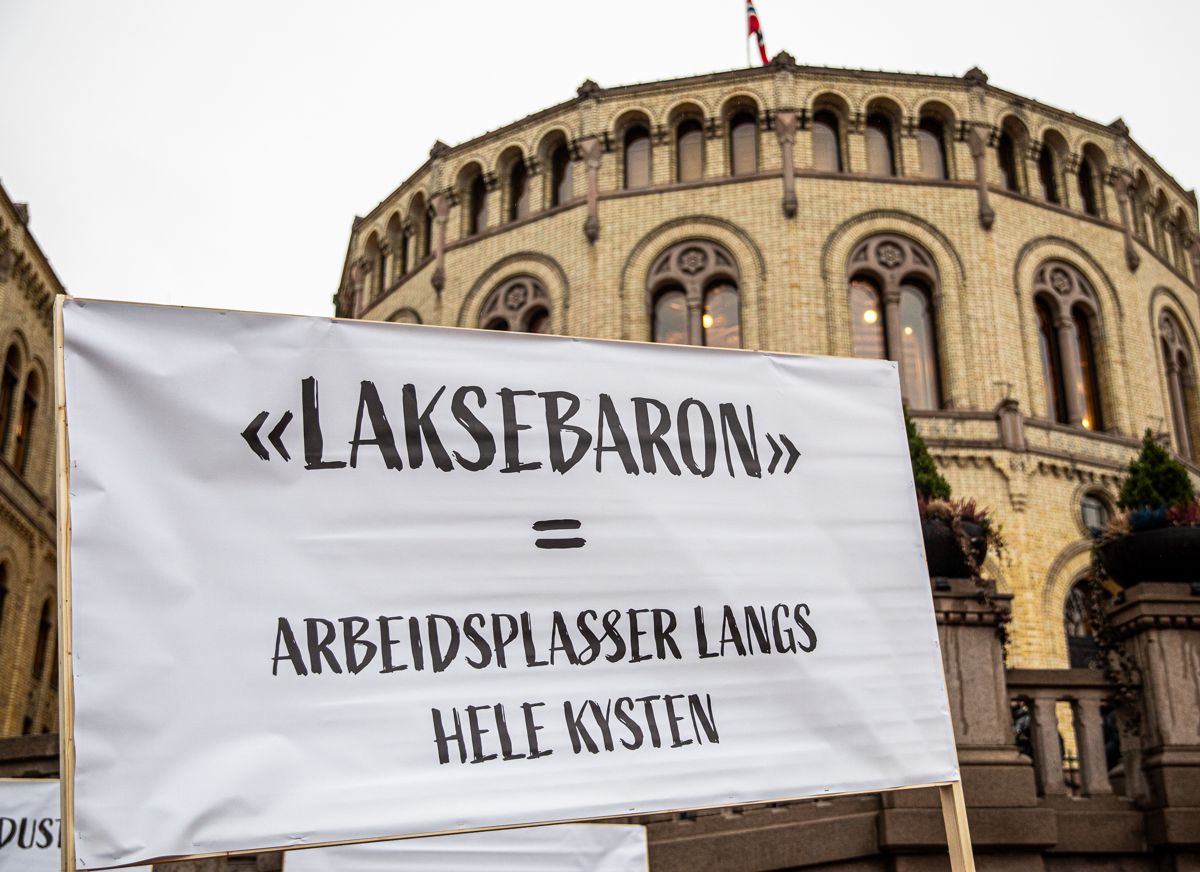 Forslaget om økt skatt på havbruksnæringen har skapt debatt. Her fra en demonstrasjon foran Stortinget 24. november 2022.