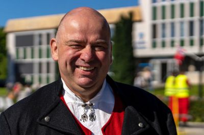 Fire av sju søkere til stillingen som kommunedirektør i Sande er unntatt offentlighet. Ordfører Olav Myklebust (Sp) opplyser at unntakene er påklaget.