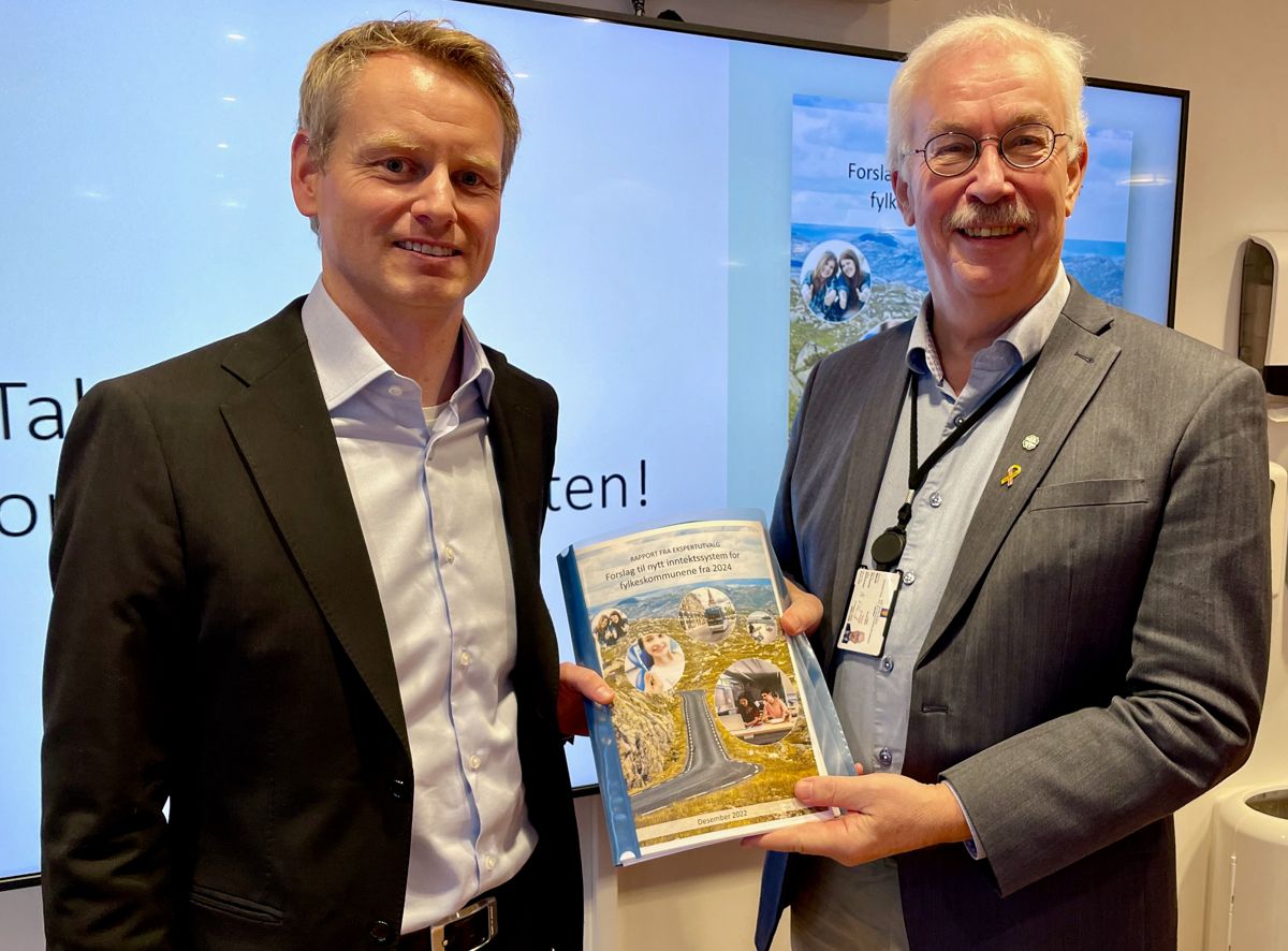 Leder av Inntektssystemutvalget for fylkeskommunene, Trond Erik Lunder, sammen med statssekretær Ole Gustav Narud (Sp) i Kommunal- og distriktsdepartementet under overrekkelsen av rapporten.