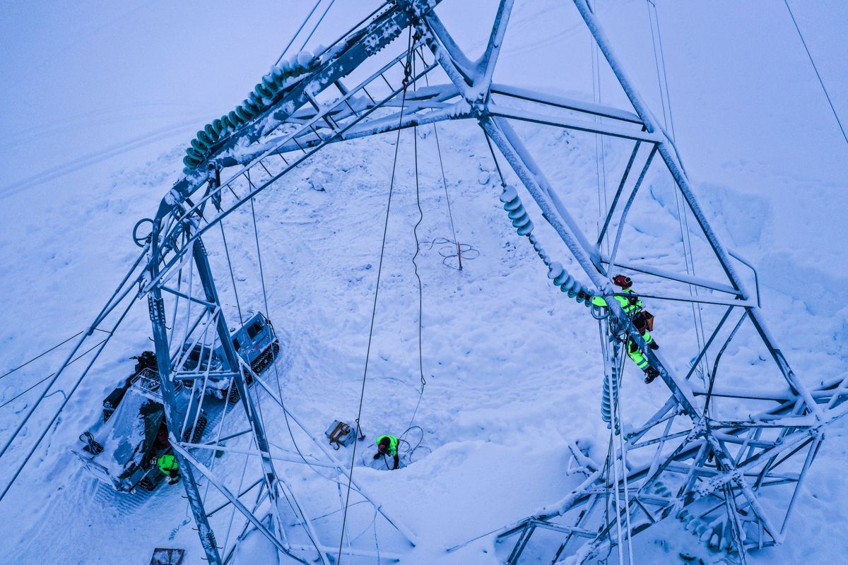 Det er store mangler i kunnskapen om ulike naturfarer, skriver Dominik Lang og Hege Hodnesdal. Bildet viser en høyspentmast i Ballangen som ble tatt av snøskred i 2019.