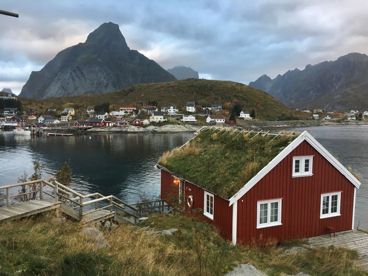 Det er ikke gratis å feriere her, og nå kan det bli dyrere. Her ser vi utsikten fra Reinebringen i Lofoten. Et populært «instapoint» på toppen. Bildet er fra Reine i Moskenes kommune.