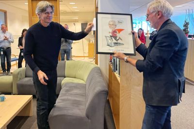Politisk redaktør Agnar Kaarbø gir Harald Danielsen et synlig bevis på at han er Årets kommuneprofil, en karikaturtegning laget av tegner Svein Tveit.