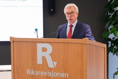 Riksrevisor Karl Eirik Schjøtt-Pedersen gir kritikk til Miljødirektoratet for kontrollarbeidet med grensekryssende avfallstransporter.