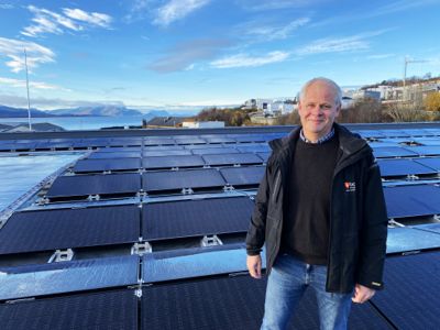 Energirådgiver Ole Arne Torsvik i Bodø kommune har gått systematisk til verks for å spare energi og produsere fornybar energi i kommunens 80 bygg. Bildet er fra Mørkvedbukta skole og barnehage, som har solceller på nær 600 kvadratmeter på taket.