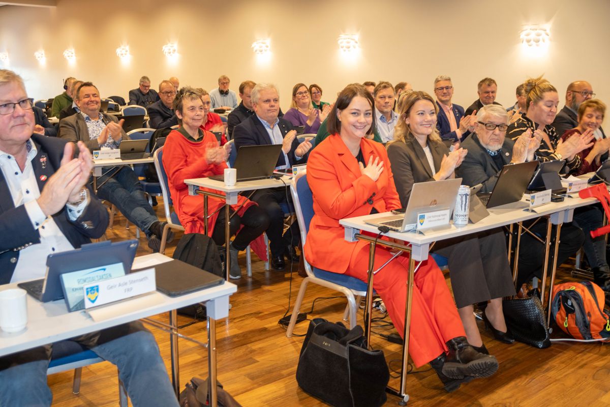 Ny fylkesordfører i Møre og Romsdal, Line Hatmosø Hoem (foran). Bak sitter ny fylkesvaraordfører Kristin Sørheim (Sp).