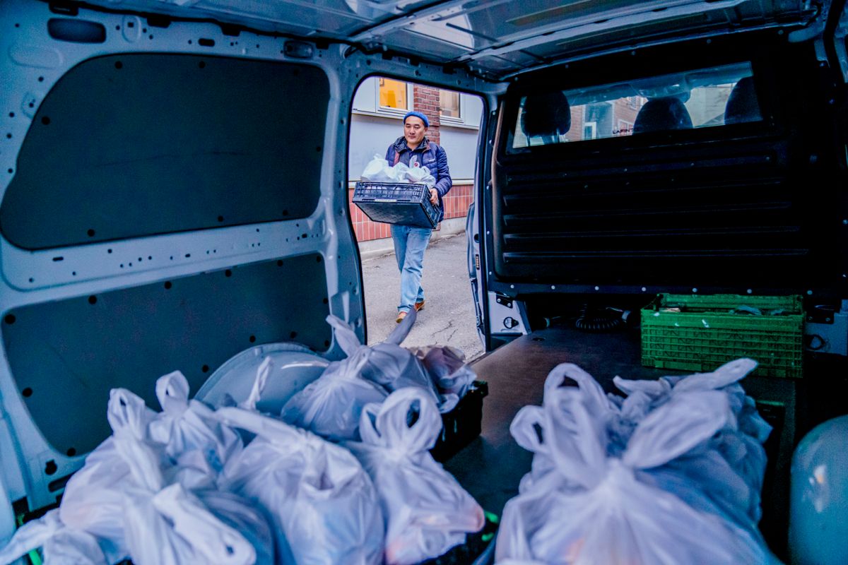 Frelsesarmeen har flere steder i landet delt ut langt mer mat til trengende husholdninger i år enn tidligere. Her ser vi Kadir Kahar på Frelsesarmeens slumstasjon i Oslo som kjører ut matposer til hjemmehjelpstjenesten i byen.
