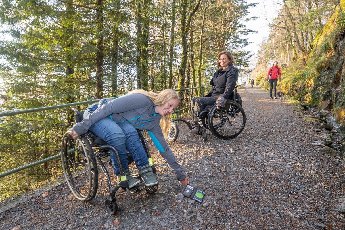 HVER GRAD TELLER: Solvei Harila Skjold (til venstre) har ikke mistet mobilen – hun bruker en app for å måle stigning og skråning på turstien. – På en skrå vei ruller du skjevt, og det er forferdelig ubehagelig, forklarer Annett Eidsvåg Garvik. (Foto: Fredrik Naumann/Felix Features)