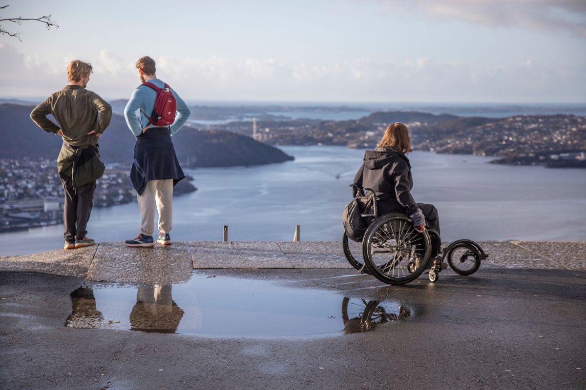 HØYT OVER BYEN: Bergens mest berømte utsiktspunkt, Fløyen, 320 meter over havet. Utsiktsplattformen er tilrettelagt for rullestolbrukere. (Foto: Fredrik Naumann/Felix Features)