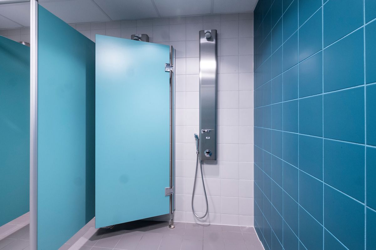 3 SVINGDØR I DUSJEN: En enkel svingdør i dusjen gjør at en vanlig dusj kjapt og enkelt kan utvides ved behov.
