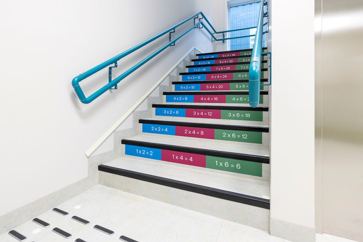 4 GANGETABELLEN SOM MARKØR: Med gangetabellen på trinnene, kan alle repetere i trappa – samtidig som svaksynte lett kan se hvor de går.