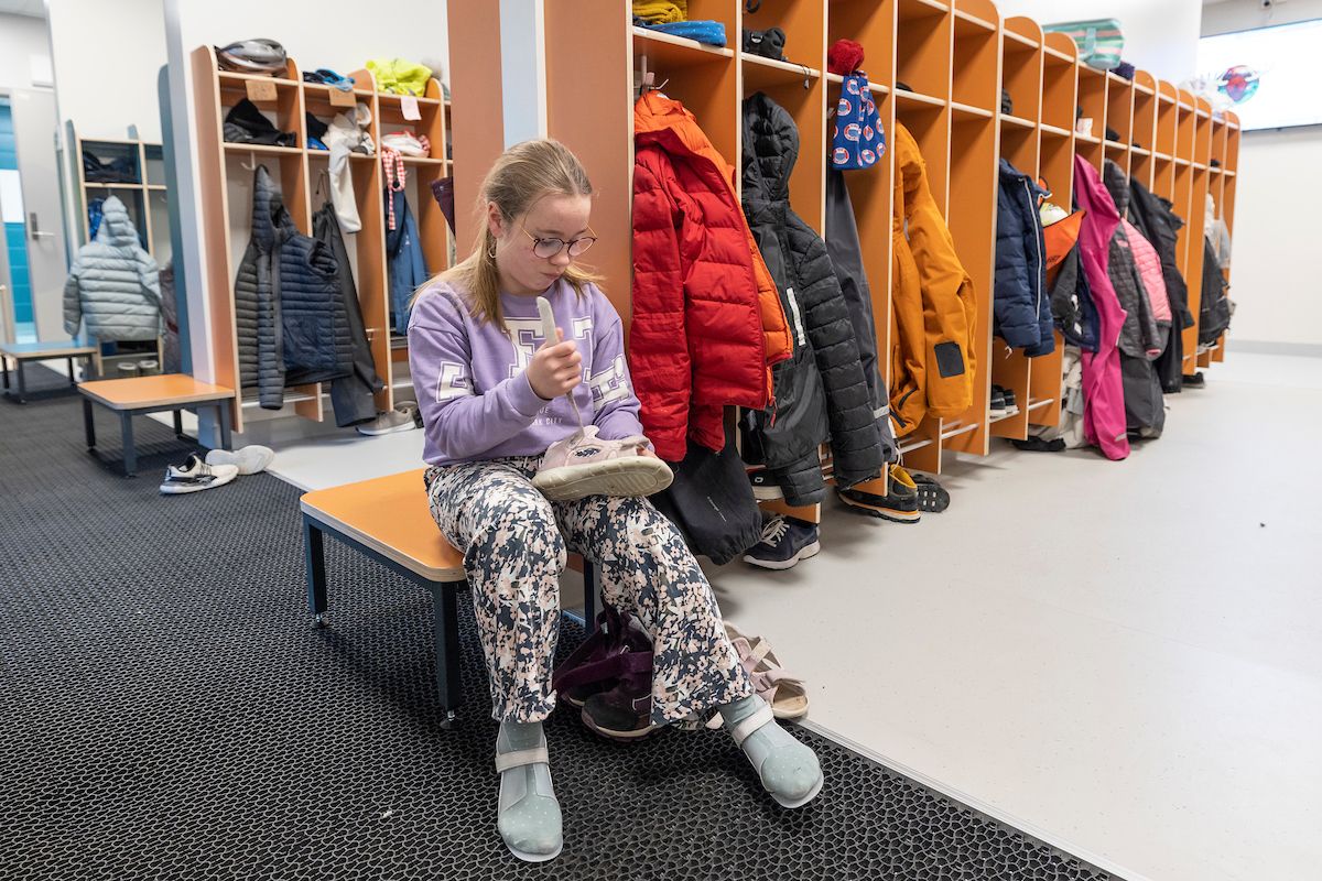 5 LITEN KRAKK, STOR BETYDNING: En liten fastmontert krakk i enden av garderoben gjør det lettere for Mathilde (11), som har cerebral parese, å ta av og på seg skoene selv.