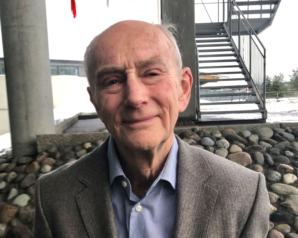 Professor emeritus Jan Fridthjof Bernt mener avtalen Måsøy kommune har inngått om honorering av kommunedirektør, strider mot kommuneloven.