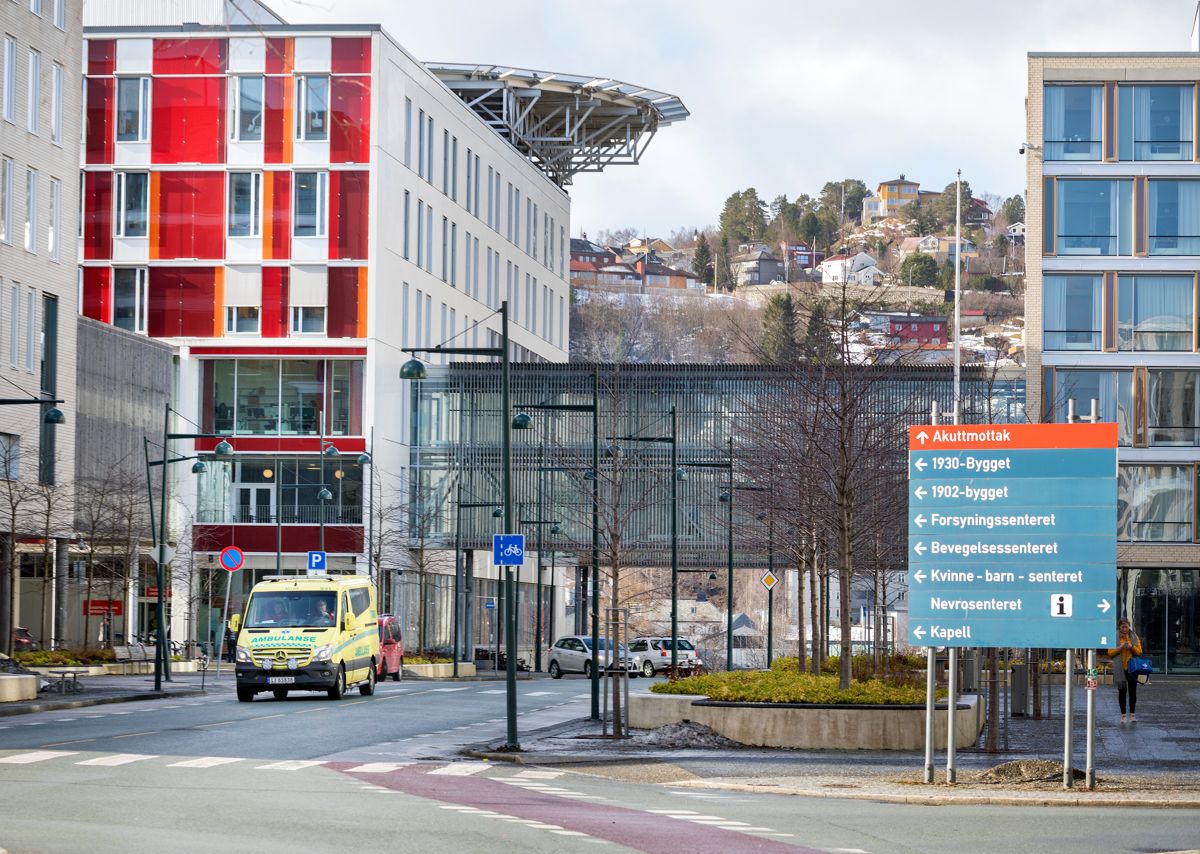 St. Olavs hospital innførte helseplattformen Pasientjournalen for fire år siden, men ble i samme periode advart. Sykehusets ansatte opplever nå feil ved blant annet utskrivning av medisiner.