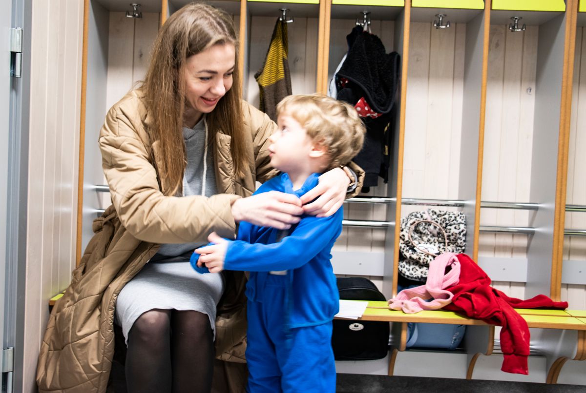 Ivan (4) har nå sin hverdag i Årnes barnehage i Nes. Han og mamma Svitlana har vært snart 10 måneder i Norge og de lærer begge norsk, på hver sin måte.