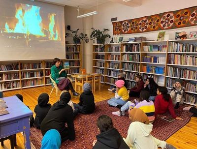 Skolebiblioteket til Gamlebyen skole i Oslo er kåret til Årets bibliotek 2022. Her fra en lesestund i skolebiblioteket.
