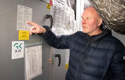 Bak denne døra lekket det ut 10 kilo fluorholdige gasser i fjor. – Små lekkasjer kan av og til forekomme på et par-tre steder i løpet av året, sier teknisk ingeniør ved Drammen eiendom KF, Trond Haugan.